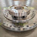 同向安裝的重載型內(nèi)齒回轉(zhuǎn)驅(qū)動(dòng)方案